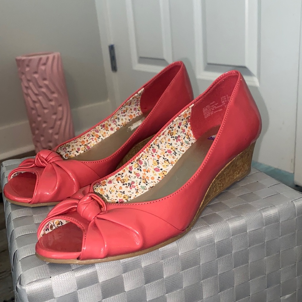 salmon pink wedge heals